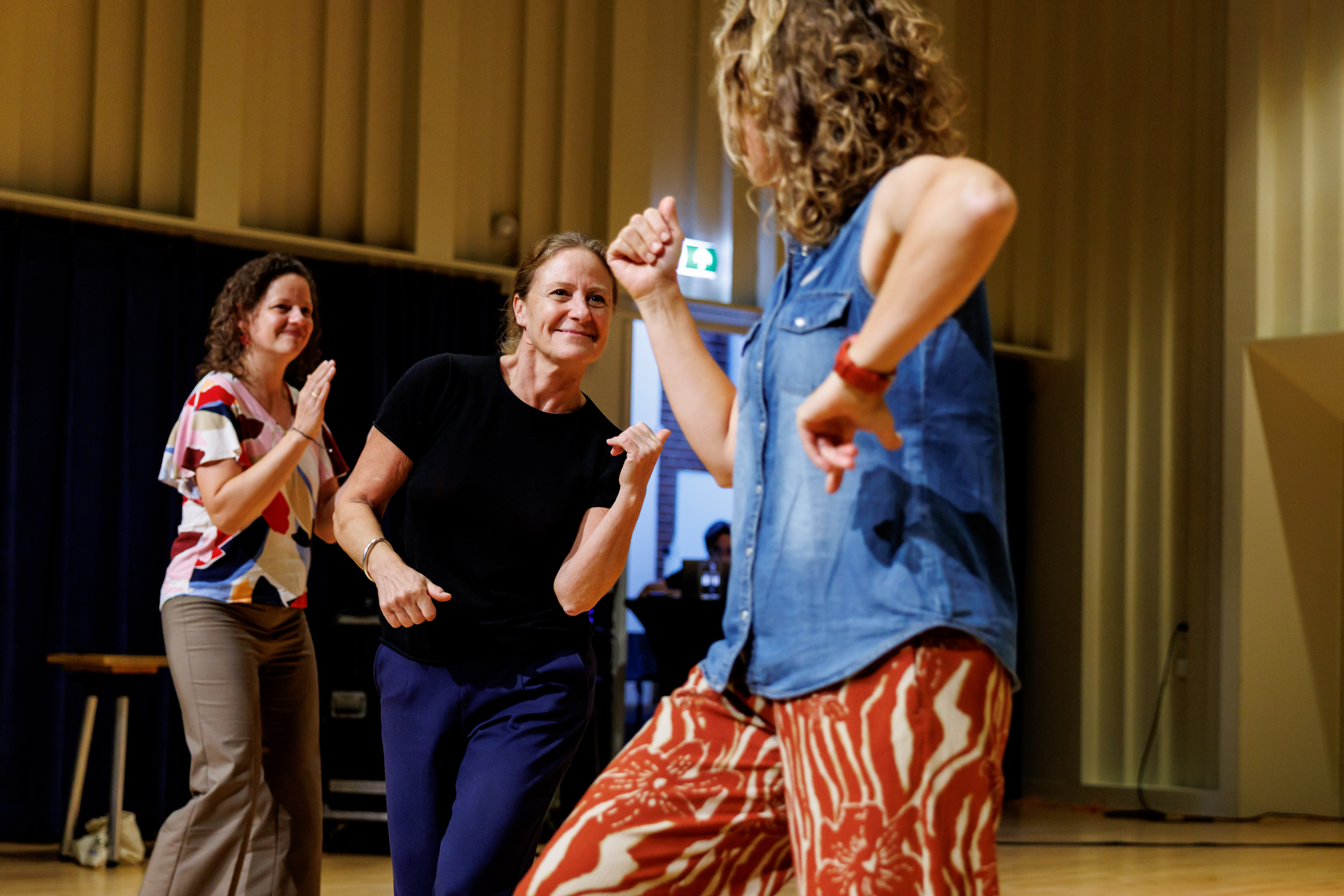 Deelnemers CMK-dag volgen dansworkshop